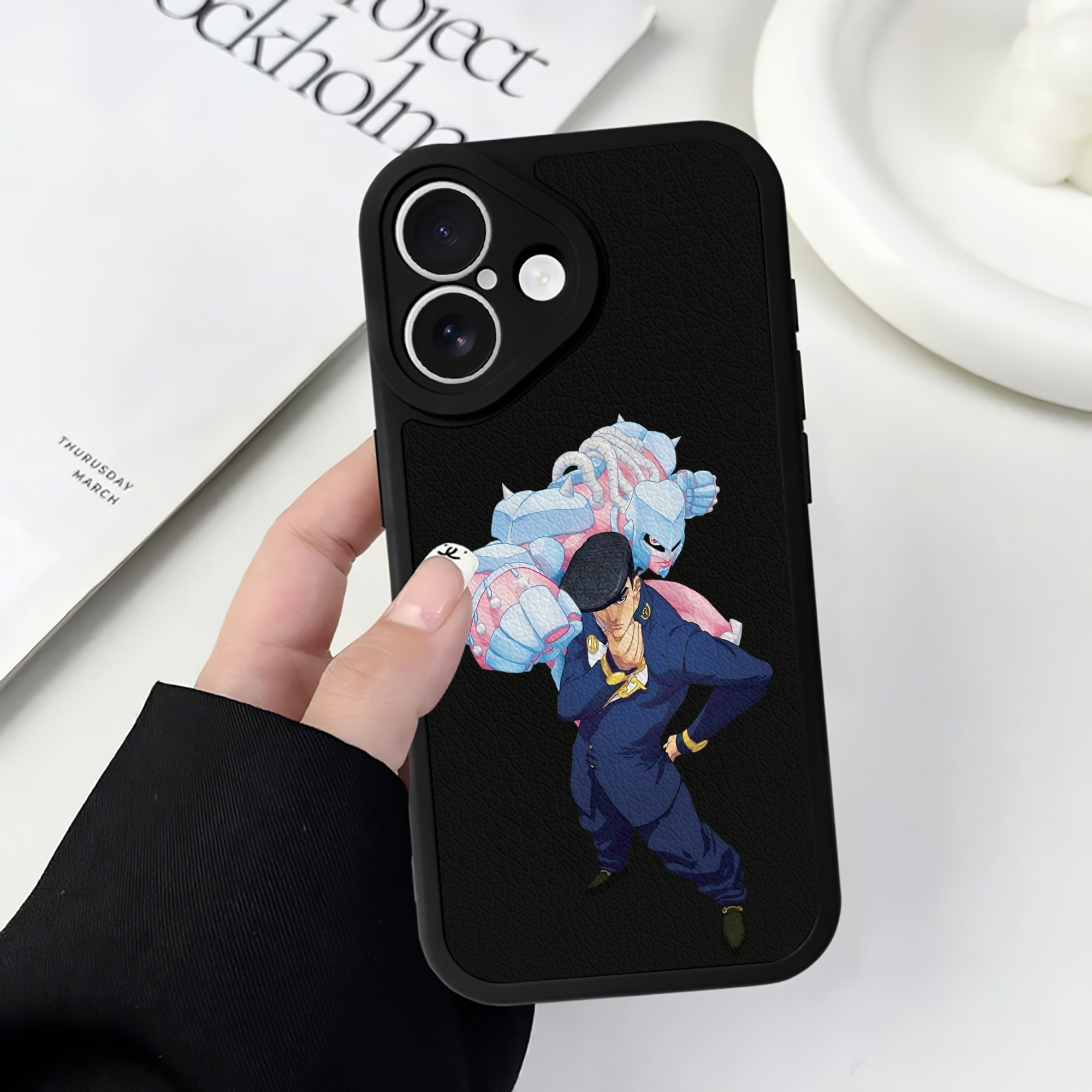 （画像用） ジョジョの奇妙な冒険 ひがしかた じょうすけ JoJo's Bizarre Adventure Higashikata Josuke 【iPhone 16シリーズ対応】シリコンスマホケース（レザー調） 材質：シリコン